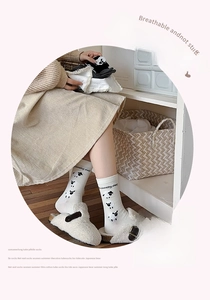 Gros plan de chaussettes en coton blanc avec broderie mouton et texte Counting Sheep