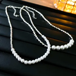 Collier de perles baroques et perles argentées sur un écrin à bijoux noir