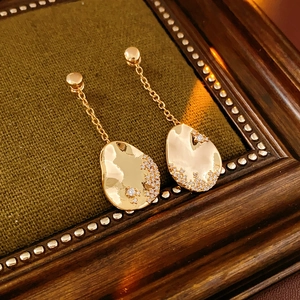 Détail des boucles d'oreilles gouttes irrégulières plaquées or 18k avec cristaux