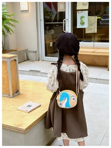 Détail d'un mini sac à bandoulière hippocampe kaki avec appliqué porté par un enfant