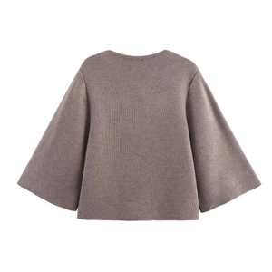 Pull en maille pour femme avec manches cloche et col bateau couleur taupe