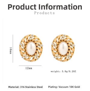 Details von 18K vergoldeten Edelstahl-Ohrringen mit weißer Perle und kleinen Diamanten