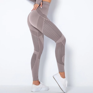 Detail der nahtlosen High-Waist-Yoga-Leggings in Morandi-Violett mit vertikaler Rippstruktur