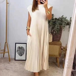 Elegantes beiges ärmelloses Maxikleid mit Plissee und Rundhals in stilvollem Design