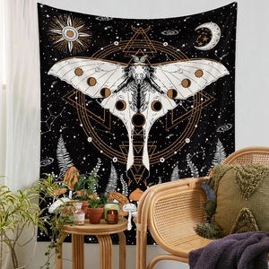 Detail eines Mondmotten-Wandteppichs mit Himmelsymbolen in einem gemütlichen Boho-Zimmer