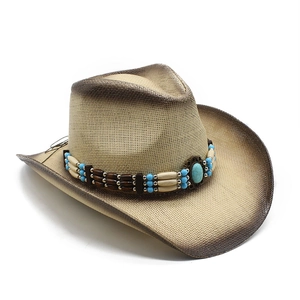 Détail d'un chapeau de cowboy en paille tressé avec perles turquoise et boucle en métal