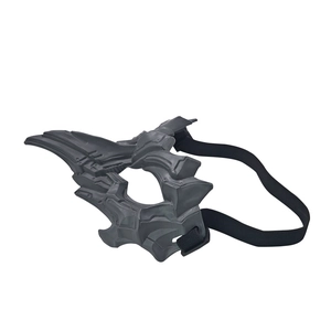 Détail du masque tactique crâne gris foncé avec sangles élastiques noires réglables sur fond blanc
