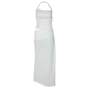 Détail de la robe longue blanche avec texture plissée et découpe à la taille