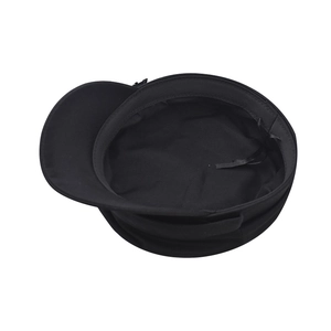 Détail intérieur de la casquette militaire noire avec ruban ajustable et doublure
