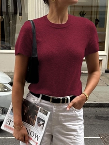 Gros plan sur la texture du t-shirt en maille bordeaux à manches courtes et col rond