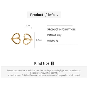 Detail specifications of 18k gold plated hollow heart earrings showing 2cm x 2.5cm size