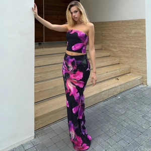 Détail de l'ensemble bustier et jupe longue à fleurs roses sur fond noir élégant