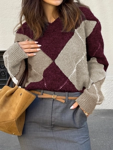 Détail du pull en maille à losanges bordeaux et beige montrant la texture du vêtement