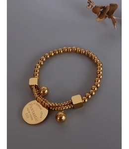 Détail du bracelet en perles plaqué or 18K avec un médaillon rond gravé Eternal Love