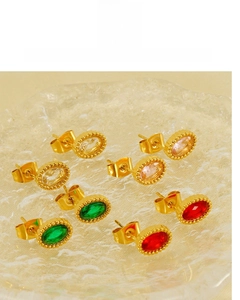Dettagli macro di orecchini vintage con zirconi ovali e placcatura in oro 18 carati