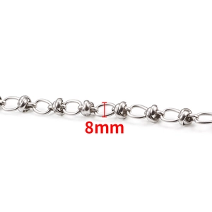 Détail macro de la chaîne en acier inoxydable argenté de 8mm avec fini industriel
