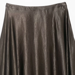 Jupe midi élégante en satin bronze avec texture plissée et reflet brillant