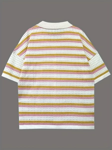 Vue arrière d'un polo en maille rayée avec détails ajourés respirants et bandes colorées