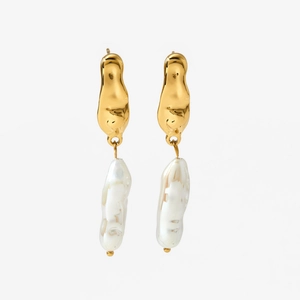 Gold-plated fluid metal earrings with natural baroque pearls in a minimalist design