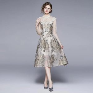 Langärmliges Kleid im französischen Stil mit champagnergoldenem Jacquard und Spitze