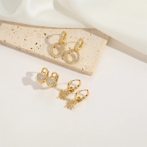 Set di orecchini a lobo dorati a cuore, cerchio e stella con zirconi su pietra beige