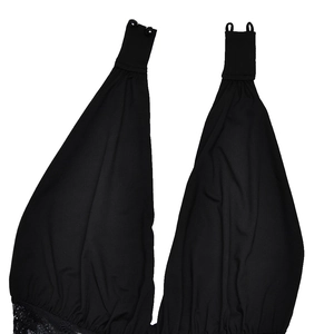Détail du corsage noir dos nu avec dentelle délicate et texture de tissu doux et fluide