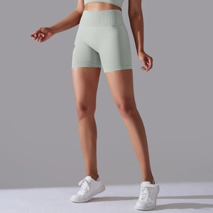 Gros plan du short de yoga sans couture à taille haute vert sauge avec ceinture côtelée