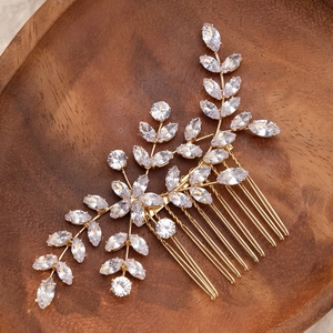 Dettaglio di un pettine per capelli da sposa con zirconi su un vassoio di legno