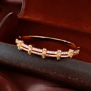 Bracelet jononc plaqué or 18 carats orné de zircons scintillants et de détails verticaux