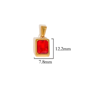 Detail van rode strass rechthoekige bedel met goudzetting en 12,2mm bij 7,8mm afmetingen