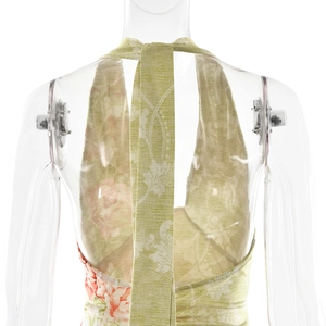 Détail du dos d'une robe maxi dos nu vert clair avec imprimé fleuri et liens à nouer au cou