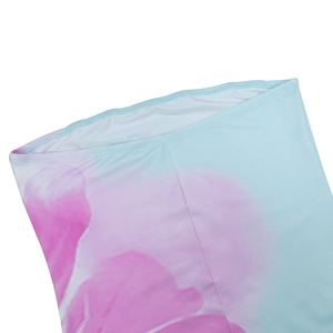 Detailopname van het tie-dye patroon op deze roze en blauwe bodycon-jurk met nette stiksels