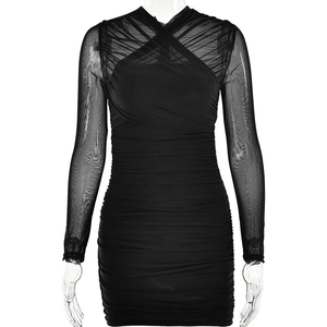 Détail de la robe noire à manches longues en tulle avec tissu transparent et fronces
