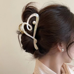 Pince à cheveux cœur évidé, éclat nacre, bords dorés et décoration de perle