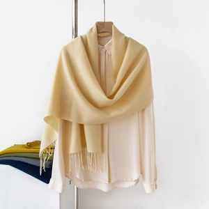 Dettagli della trama morbida della sciarpa beige effetto cashmere con eleganti frange