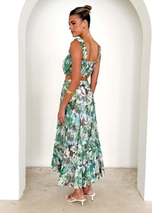 Détail d'un ensemble deux pièces à fleurs avec crop top carré et jupe maxi à taille haute