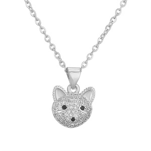 Gros plan détaillé d'un collier pendentif chat en argent avec cristaux clairs et noirs