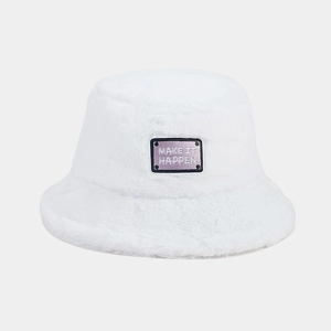 Détail d'un chapeau bob en peluche blanche avec un écusson lavande brodé