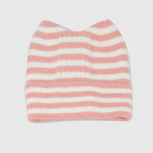 Nahaufnahme der rosa-weiß gestreiften Strickmütze mit Katzenohren und flauschiger Textur