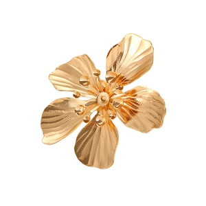 Vue détaillée de la bague fleur dorée à 4 pétales avec texture radiale et métal 3D