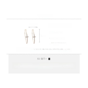 Détail des boucles d'oreilles dorées de 5cm avec strass et tiges en argent