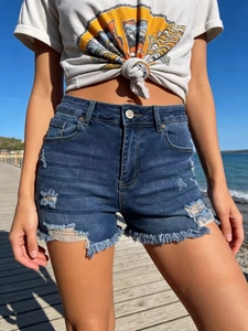 Short sexy en jean taille haute bleu foncé avec détails déchirés et ourlets effilochés
