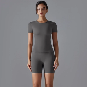 Détail d'un ensemble de yoga gris avec short taille haute sans couture et haut ajusté