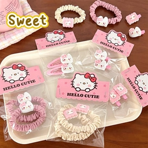 Detailaufnahme von Hello Kitty Stil Haarschmuck-Set mit rosa Scrunchies und süßen Clips