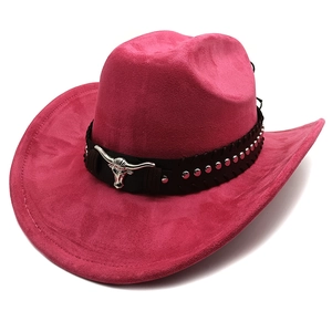 Dettaglio cappello da cowboy in camoscio fucsia con cinturino borchiato e ornamento a toro