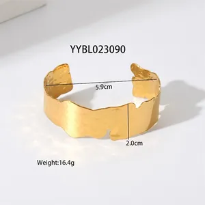 Bracelet jonc moderne en acier titane doré avec texture métallique martelée irrégulière