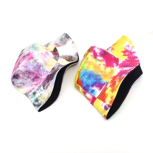 Vue détaillée de bobs tie-dye avec des coutures renforcées et des motifs colorés vifs