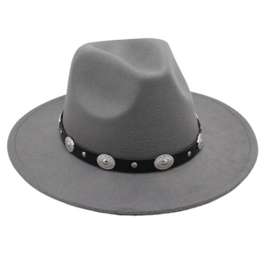 Detail eines grauen Fedora-Hutes mit Lederband und geprägten silbernen Metallornamenten