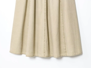 Vue détaillée de l'ourlet de la robe midi kaki montrant le tissu en sergé et les coutures