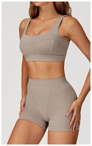 Dettaglio del reggiseno yoga scollo quadrato e pantaloncini a vita alta con cuciture